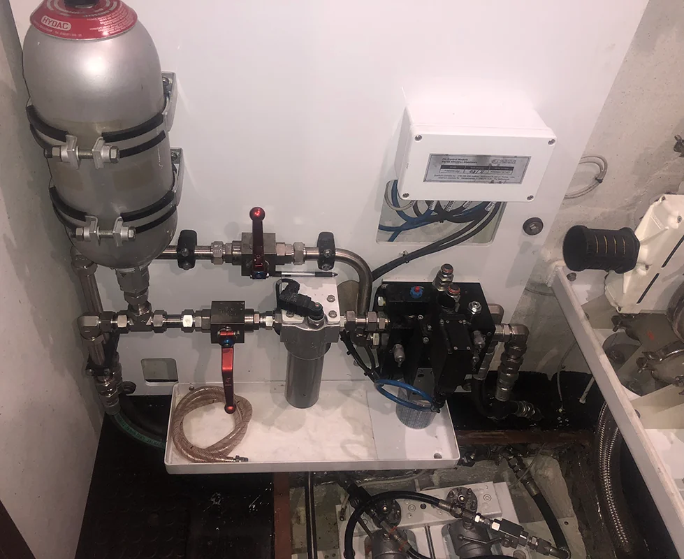 Electrical system with a high-pressure reservoir, control box, wiring, valves and connected pressure components.