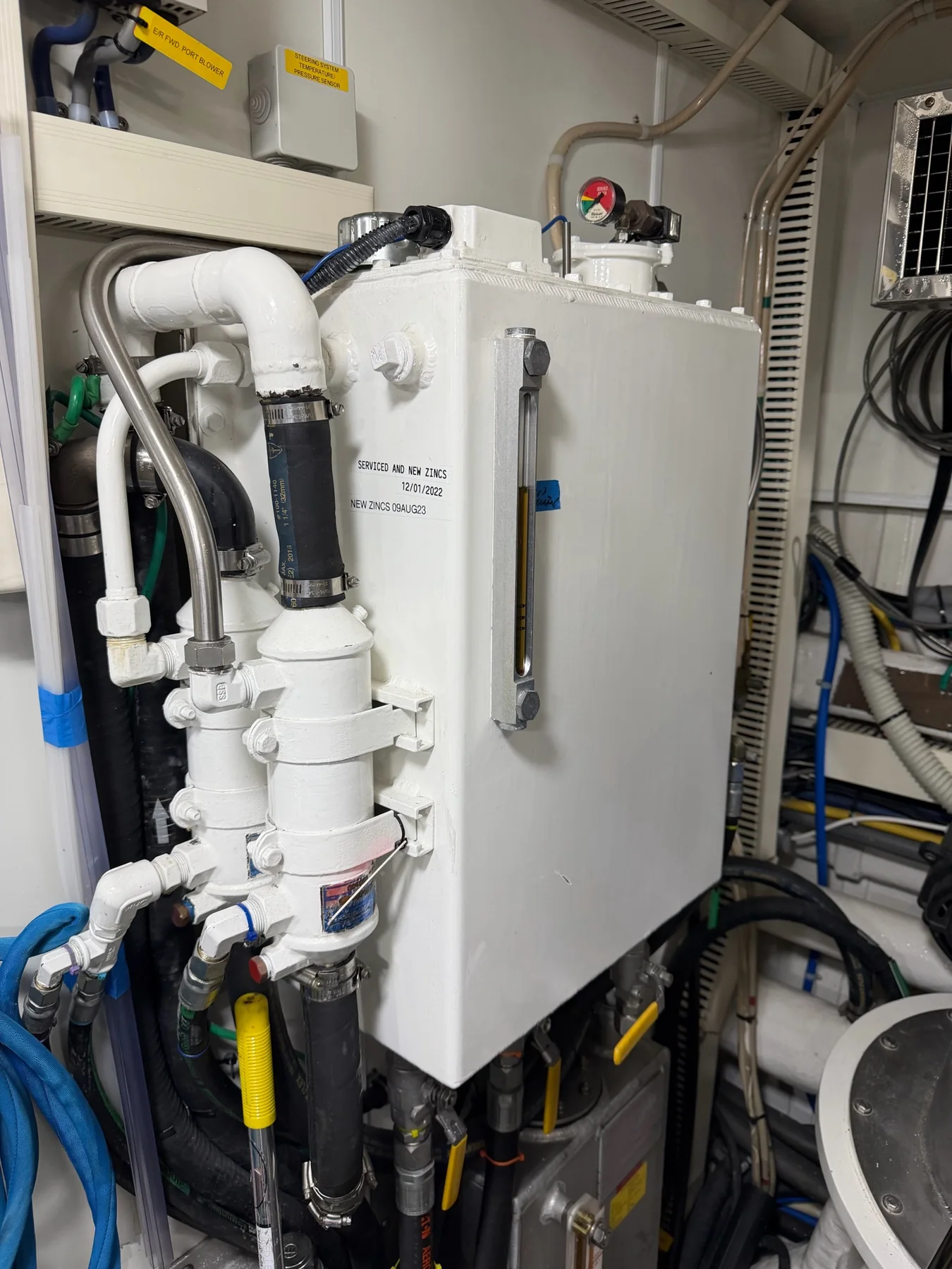 Marine hydraulic reservoir with filtration, piping, and fluid sight glass