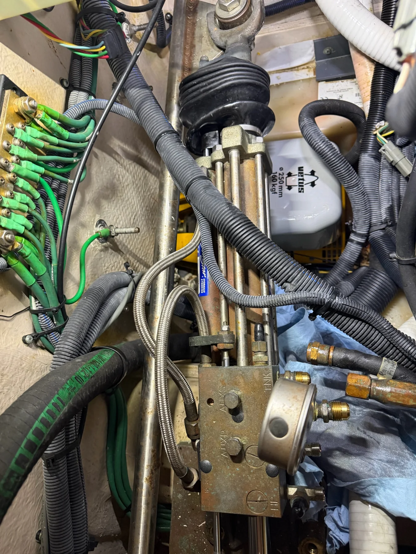 Installed marine hydraulic steering cylinder with manifold, hoses, and fittings