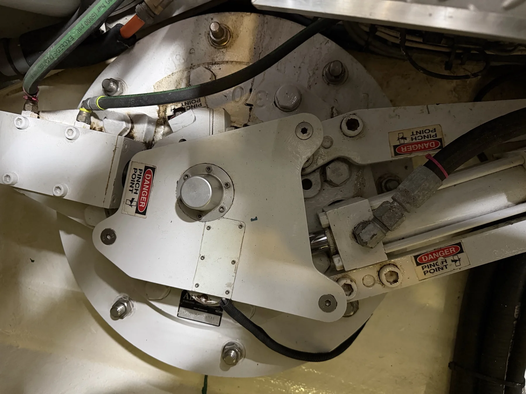 Marine stabilizer linkage and hydraulic actuation components